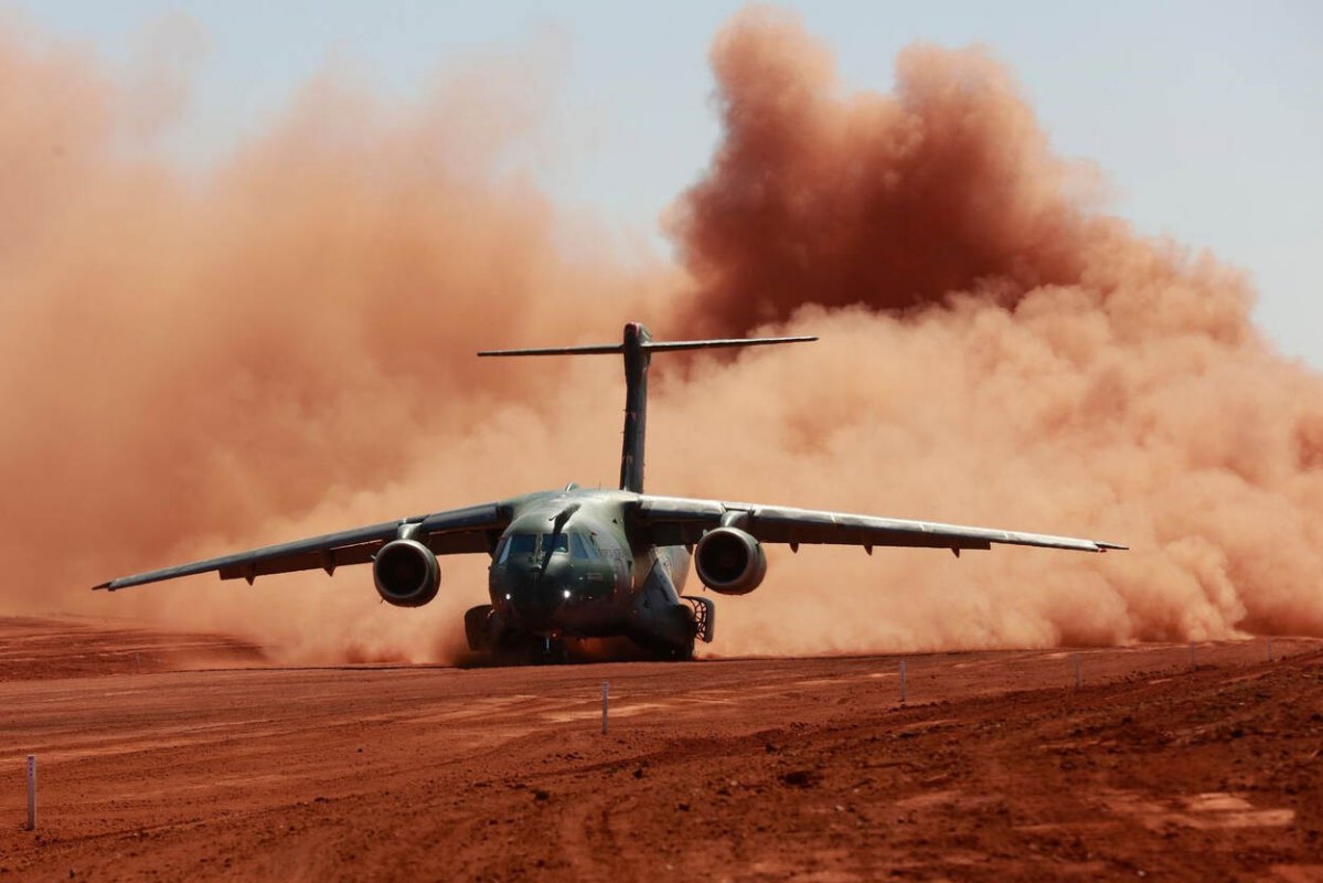 Defesa em Foco no LinkedIn: Embraer C-390 vence Hercules C-130J na