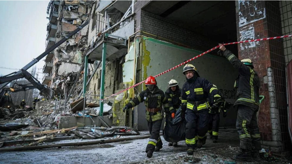 Ofensiva russa na Ucrânia mantém país às escuras e atinge prédio residencial em Dnipro