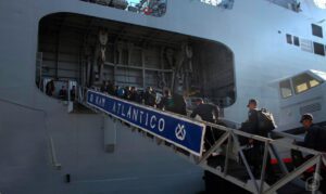 Aspirantes da Escola Naval embarcam para exercício operativo