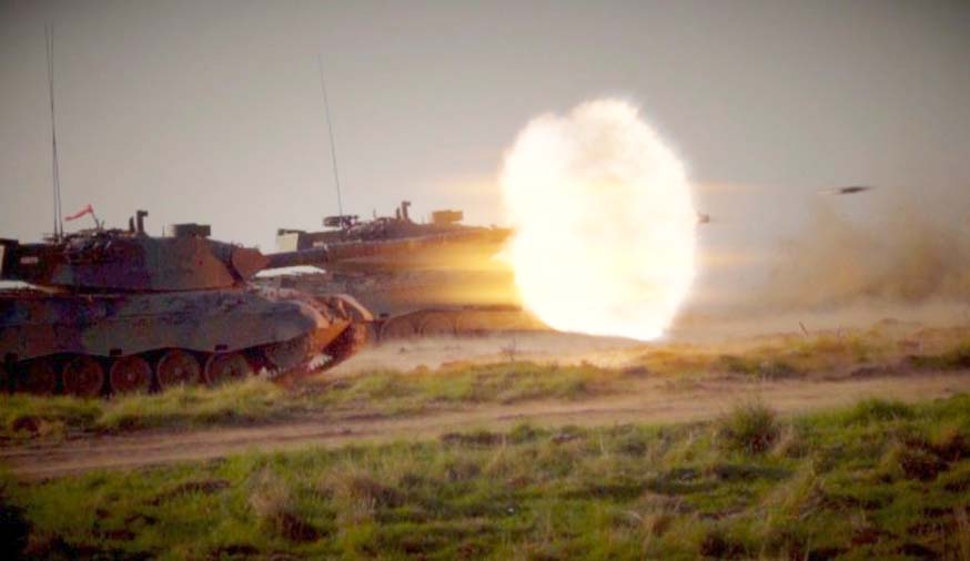 Carros de Combate Leopard 1A5Br disparando seus canhões e 105mm