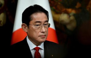 Japão e Reino Unido firmam acordo de defesa ante crescente ameaça da China