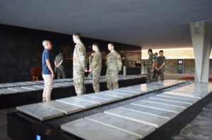 Cadetes de West Point que realizam intercâmbio cultural no Brasil visitam o Monumento aos Pracinhas