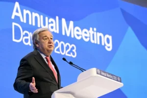 O mundo se dirige, "com os olhos bem abertos", para uma "guerra mais ampla" ante os crescentes "riscos de escalada" na Ucrânia – alertou o secretário-geral da ONU, António Guterres, na Assembleia Geral da organização, onde se fez um minuto de silêncio pelas vítimas do terremoto na Turquia e na Síria, nesta segunda-feira (6).