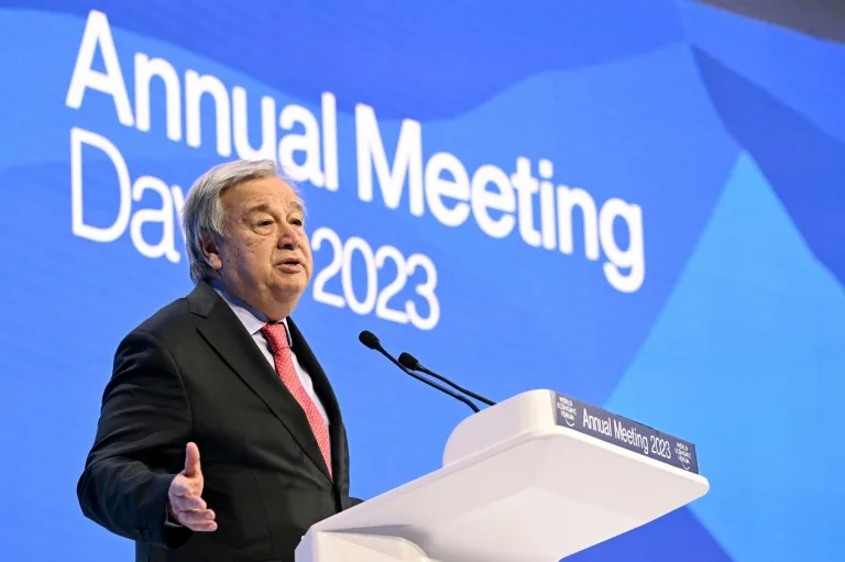 O mundo se dirige, "com os olhos bem abertos", para uma "guerra mais ampla" ante os crescentes "riscos de escalada" na Ucrânia – alertou o secretário-geral da ONU, António Guterres, na Assembleia Geral da organização, onde se fez um minuto de silêncio pelas vítimas do terremoto na Turquia e na Síria, nesta segunda-feira (6).