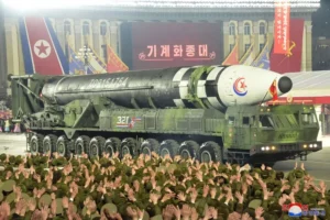 Coreia do Norte exibe maior número de mísseis nucleares em desfile noturno