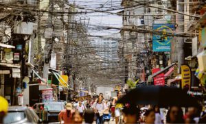 A CONTA DO CRIME - Furto de energia em áreas violentas afeta caixa de distribuidoras no Rio