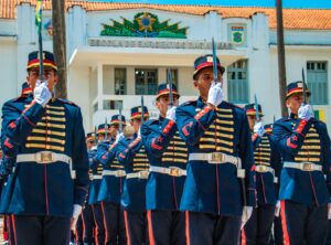 Futuros sargentos recebem o Sabre Sargento Max Wolf Filho