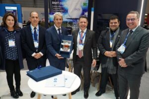 Foto capa: Da esq., Eliana Teixeira, diretora de RH da IACIT; Major Brigadeiro do Ar Marcio Bruno Bonotto, vice-diretor do DECEA; Tenente-Brigadeiro do Ar Alcide Barbacovi, segurando uma maquete do Radar RMT 0200; Luiz Teixeira, presidente da IACIT; diretor de Marketing e Vendas da IACIT, Gustavo de Castro Hissi, diretor de Marketing e Vendas da IACIT, e o presidente do CISCEA, Brigadeiro Engenheiro Alexandre Arthur Massena Javoski