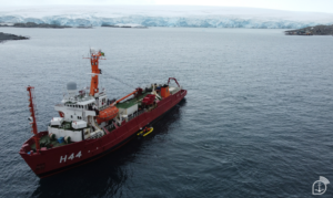 Navio da Marinha cruza novamente o Círculo Polar Antártico após 22 anos