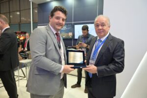 Diretor-Presidente da EMGEPRON recebe homenagem da Safran durante a LAAD 2023