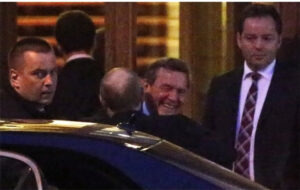 Ao completar 70 anos, 2014, Gerhard Schroeder tem efusiva recepção de Vladimir Putin