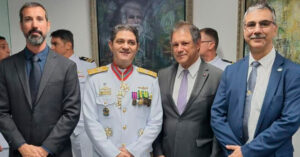 Legenda da foto capa: A partir da direita, Cel Antonio Ribeiro, Diretor de Projetos da ABIMDE; Rogerio Salvador, presidente da Siatt; o Vice-Almirante Trovão, Comandante do 8º Distrito Naval, e Bruno Bondioli, Gerente de Negócios da Oce