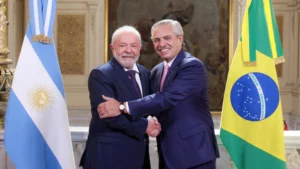 Presidente do Brasil, Luiz Inácio Lula da Silva e Alberto Fernández, da Argentina, durante cerimônia na Casa Rosada, em Buenos Aires, em janeiro de 2023 AFP - ESTEBAN COLLAZO