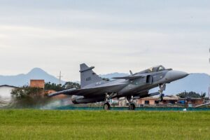 Novos caças F-39 Gripen chegam ao Brasil e voam para Anápolis (GO)