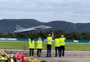 Novos F-39 Gripen da FAB decolam de Navegantes para a Base Aérea de Anápolis