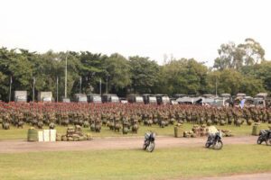 Infantaria paraquedista realiza treinamento de grande porte com voo noturno