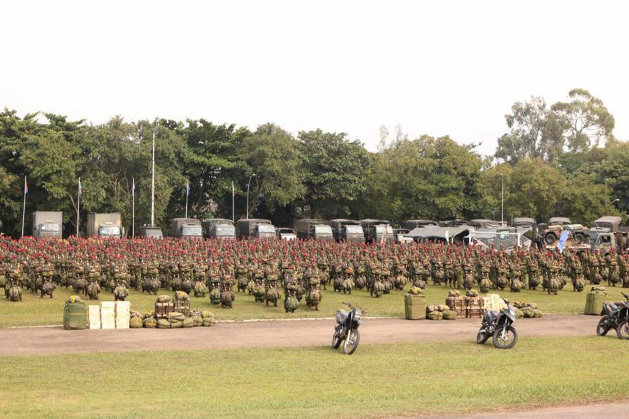 Infantaria paraquedista realiza treinamento de grande porte com voo noturno