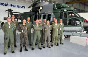 FAB recebe nova unidade da aeronave H-36 Caracal