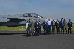 Presidente Lula, oficiais da Aeronáutica, executivos da EMBRAER Defesa e SAAB e os ministros da Defesa do Brasil e Suécia, em Gavião Peixoto 09MAIO2023 Foto Lucas Lacaz Ruiz Agência X9 Especial para DefesaNet