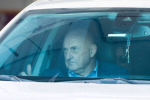 General Gonçalves Dias, ex-ministro do GSI, ao deixar a sede da Polícia Federal em abril - Pedro Ladeira