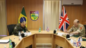 O 5º Subchefe do EME, General de Divisão Gustavo Henrique Dutra de Menezes, presidiu a conferência e acompanhou o Chefe de Comunicações e Relações Internacionais do Exército Britânico, o General de Brigada Chris Davies. O representante do Reino Unido ainda conheceu o Comando de Defesa Cibernética, em Sobradinho, e o Comando de Artilharia do Exército, em Formosa-GO. Fonte: EME, edição por: Lauro Moraes – Centro de Comunicação Social do Exércirto