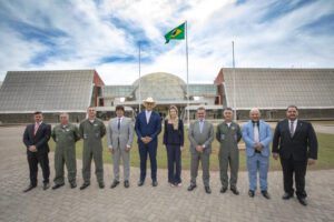 Centro de Operações Espaciais da FAB recebe visita de parlamentares