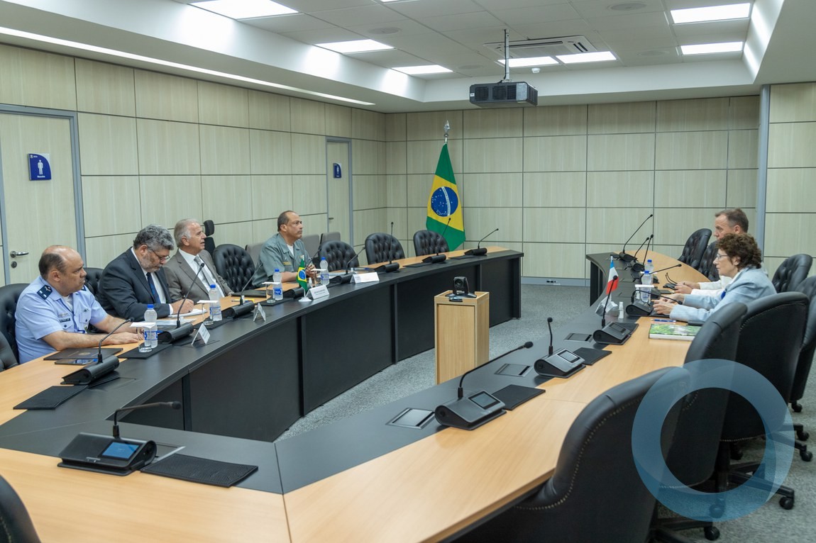 Brasil y Francia discuten mayor cooperación en el área de defensa