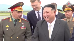 Kim Jong-un é recebido por ministro da Defesa russo e visita arsenal de guerra