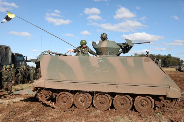 Exército brasileiro mobiliza blindados e soldados na fronteira com