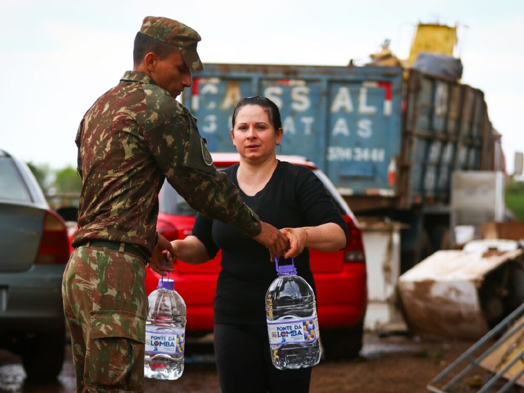 Enchente no RS: Exército Brasileiro presta apoio à população