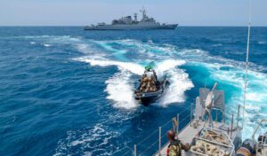 Operação GUINEX III: Fragata Liberal realiza exercícios no mar com navio da Marinha de Togo