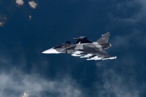 A Saab e a Administração Sueca de Material de Defesa (FMV) firmaram um acordo referente a novas funcionalidades e cronogramas de entrega ajustados para o Gripen E e o Gripen C/D. O acordo refere-se ao período 2023-2030 e o valor do pedido é de aproximadamente 5,8 bilhões de coroas suecas (SEK). O FMV e a Saab concordaram em revisar o acordo existente relacionado ao desenvolvimento e produção do Gripen E, adicionando novas funcionalidades, que incluem alterações nos sistemas de guerra eletrônica (Eletronic Warfare - EW), de comunicação e de reconhecimento, bem como alterações nos cronogramas de entrega do Gripen E e do Gripen C/D. A fim de garantir a capacidade operacional de seus caças, as Forças Armadas Suecas, o FMV e a Saab concordaram em ajustar os planos de desenvolvimento e entrega, permitindo o desenvolvimento e operação contínuos do Gripen C/D após 2030, em paralelo com a introdução dos caças da próxima geração, Gripen E. “Este acordo confirma a colaboração estreita existente entre a Saab, o FMV e as Forças Armadas Suecas. Estou muito orgulho que estamos contribuindo para a capacidade operacional das Forças Armadas Suecas através do fortalecimento ainda maior das capacidades do sistema Gripen, um caça de classe mundial”, diz Lars Tossman, head da área de negócios Aeronautics da Saab.