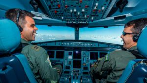 FAB celebra memória de Santos Dumont e homenageia aviadores do presente