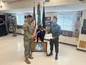 Após concluir o Curso Básico, o sargento brasileiro realizou o Curso de Mestre de Salto (Jumpmaster).