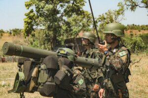 Tropas do Exército no Centro-Oeste exercitam marcha para o combate durante a Operação Pantanal