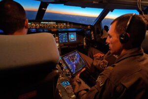 Controladores de tráfego aéreo auxiliam tripulações em repatriação