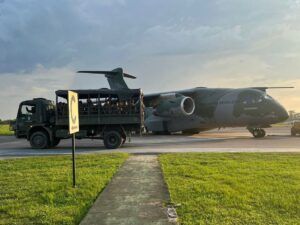 Comando conjunto ativado pela Defesa vai transportar 42 toneladas de alimentos para as comunidades atingidas pelas secas na Amazônia