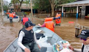 Militares da Marinha apoiam famílias ilhadas no Rio Grande do Sul