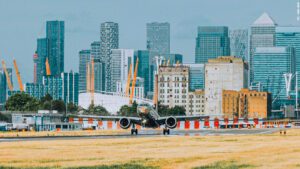 Jato E195-E2 da Embraer recebe certificação para aproximação íngreme no Aeroporto London City