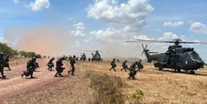 Assalto aeromóvel marca o terceiro dia de exercício combinado Brasil e Estados Unidos