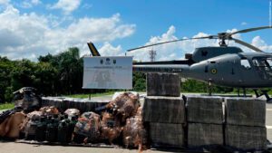 Militares da Marinha interceptam contrabando no rio Iguaçu, no Paraná