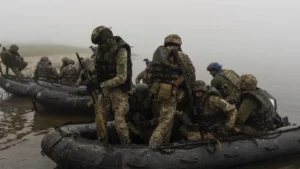 Um grupo de fuzileiros navais ucranianos navega da margem do rio Dnipro na linha de frente perto de Kherson, Ucrânia, sábado, 14 de outubro de 2023. AP - Alex Babenko