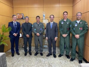 Julio Shidara e José Serrador com representantes do Comando da Aeronáutica, em Brasília (Divulgação/AIAB)