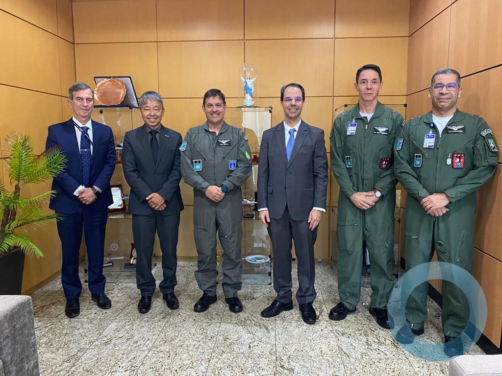Julio Shidara e José Serrador com representantes do Comando da Aeronáutica, em Brasília (Divulgação/AIAB)