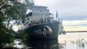 Abarrancagem: navios utilizam árvores para “atracação” nos rios