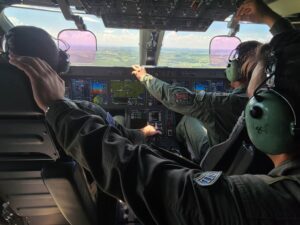 Esquadrões realizam treinamento para validar o lançamento de pessoal no KC-390
