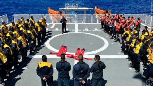 Navio da Marinha realiza pesquisas em cordilheira submersa