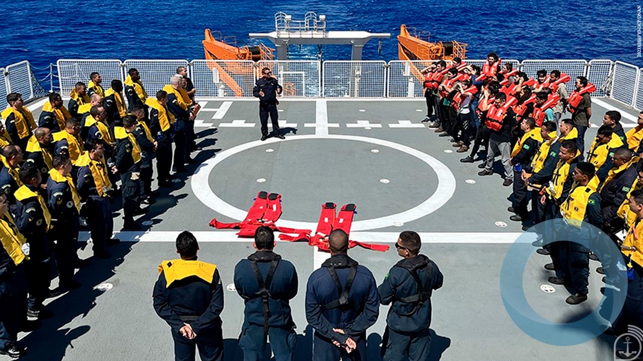 Navio da Marinha realiza pesquisas em cordilheira submersa