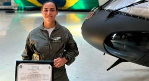 Piloto da FAB é a primeira a concluir o Curso de Pilotagem Tática do Exército
