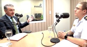 Prof. Dr. Vinícius de Carvalho em entrevista à Rádio Marinha. Imagem: Marinha do Brasil